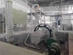 Линия сортировки кварца высокой чистоты с шаровой мельницей с зернистостью D50:3,5 μm и производительностью 800 kg в час для компании в уезде Цзиси