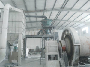 Линия сортировки микрокремнезема с шаровой мельницей с зернистостью D100:10 μm и производительностью 200 kg в час для компании в Ляньюньган, производящей новые материалы